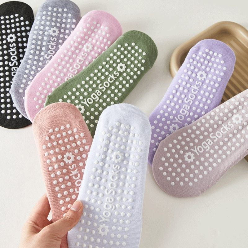 1/8 Pairs Indoor Sports Yoga P - Pilates & Yoga Unleashed Studio Tuckahoe のレビューと価格