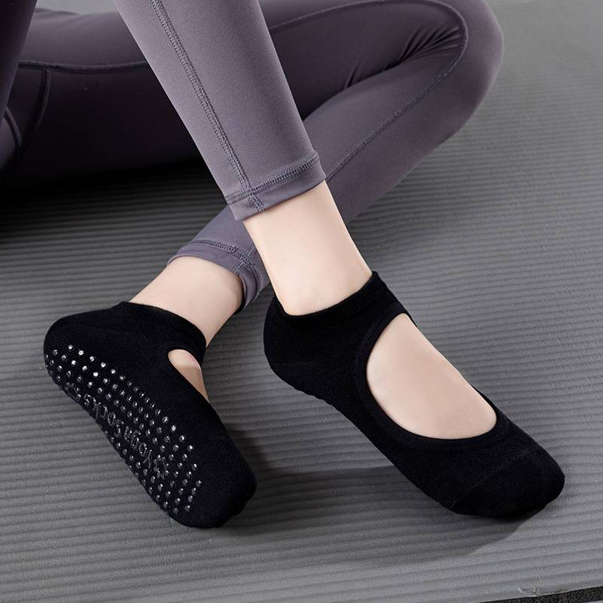 Non-Slip Yoga Socks for Women  - Pilates & Yoga Unleashed Studio Tuckahoe のレビューと価格