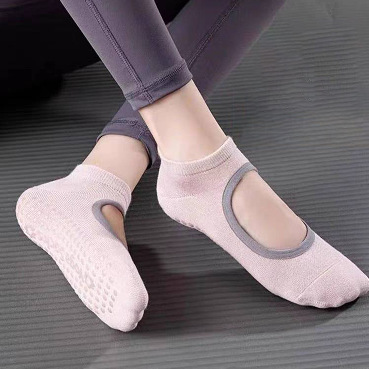 Non-Slip Yoga Socks for Women  - Pilates & Yoga Unleashed Studio Tuckahoe のレビューと価格