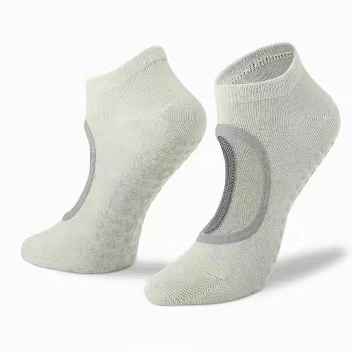 Non-Slip Yoga Socks for Women  - Pilates & Yoga Unleashed Studio Tuckahoe のレビューと価格
