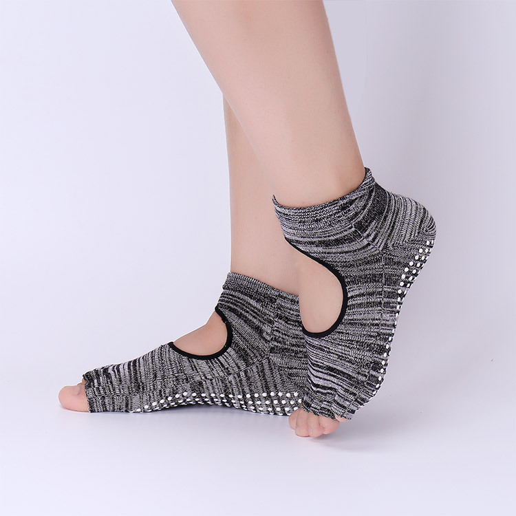 Non-Slip Yoga Socks with Grips - Pilates Yoga And Barre のレビューと価格