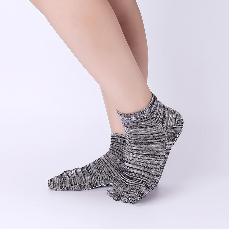 Non-Slip Yoga Socks with Grips - Pilates Yoga And Barre のレビューと価格